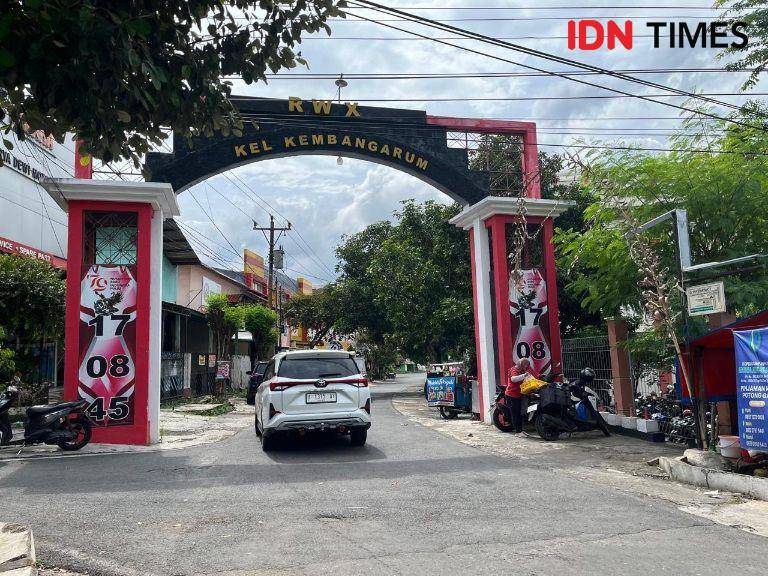 Kawasan tempat tinggal keluarga siswa SMK Negeri 4 Semarang berinisial GRO (17 tahun) yang meninggal ditembak polisi Aipda RZ di Kelurahan Kembangarum, Kecamatan Semarang Barat, Kota Semarang. (IDN Times/Anggun Puspitoningrum)