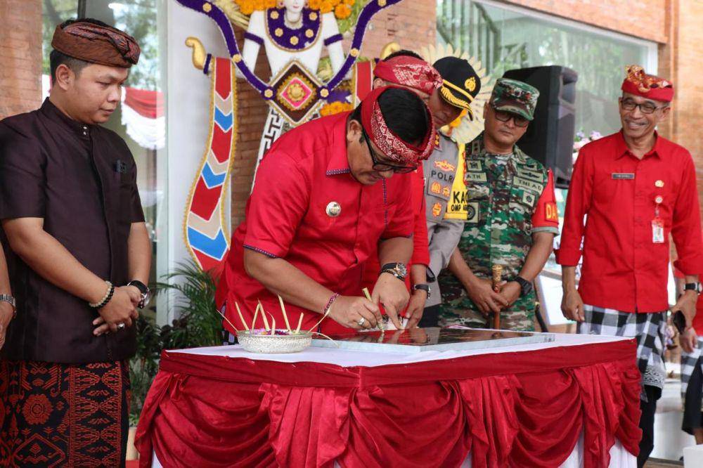Bupati Tabanan, Komang Gede Sanjaya saat meresmikan Mall Pelayanan Publik, Jumat (29/11/2024) (Dok.IDNTimes/Humas Tabanan)