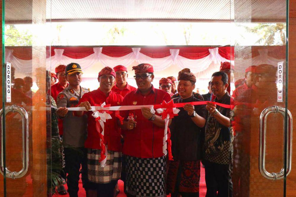 Bupati Tabanan, Komang Gede Sanjaya (tengah) saat meresmikan Mall Pelayanan Publik, Jumat (29/11/2024) (Dok.IDNTimes/Humas Tabanan)