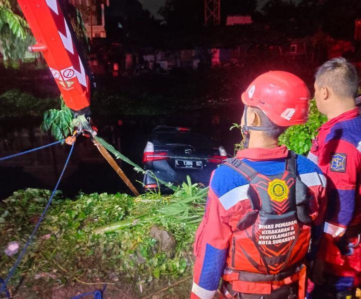 Mobil Masuk Sungai di Surabaya Dievakuasi Selama 3 Jam