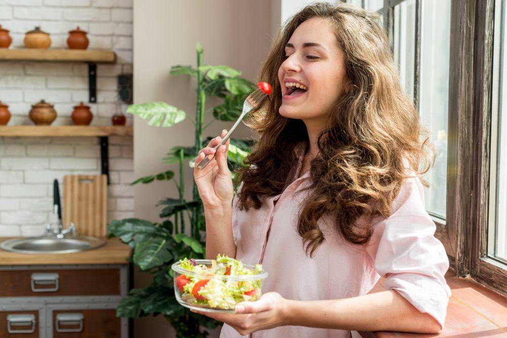 Ilustrasi wanita memakan salad (freepik.com/freepik)