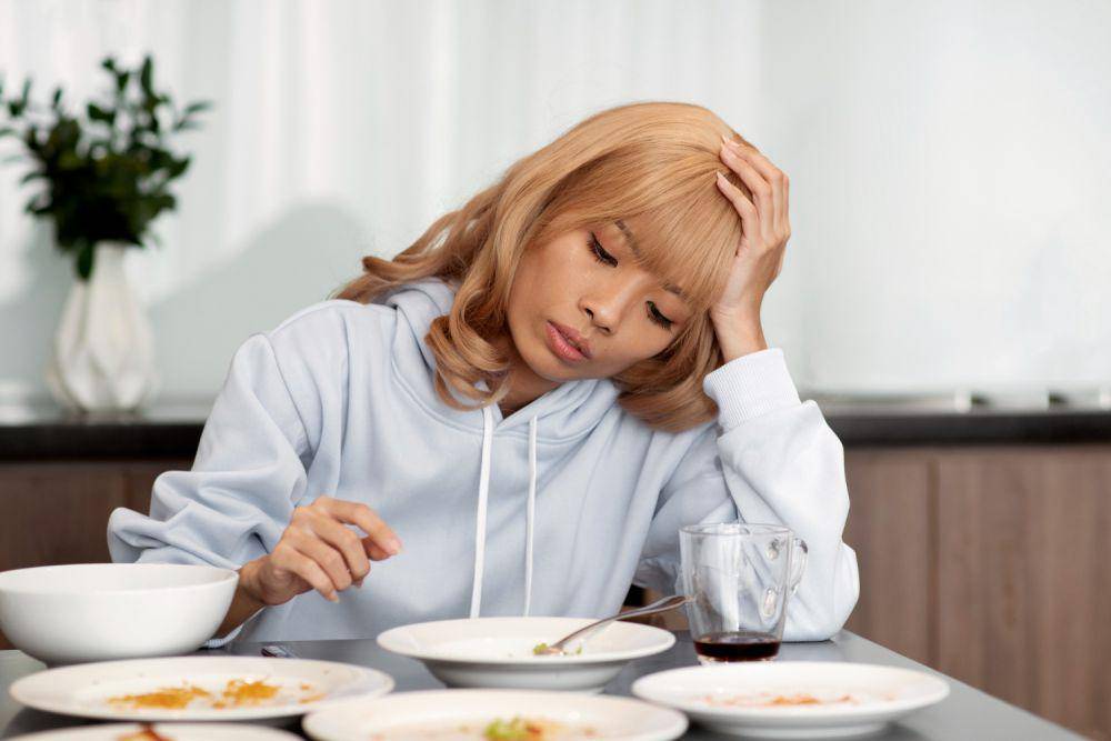 Ilustrasi wanita merasa cemas saat makan (freepik.com/freepik)
