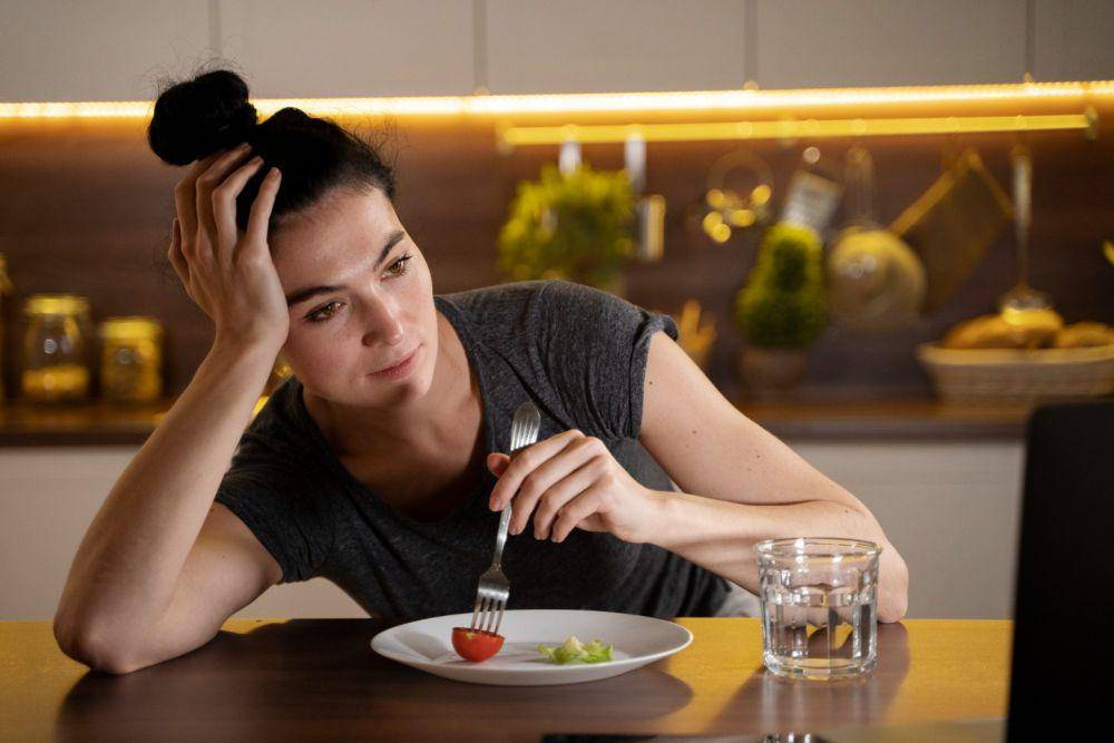 Ilustrasi wanita sedang makan (freepik.com/freepik)