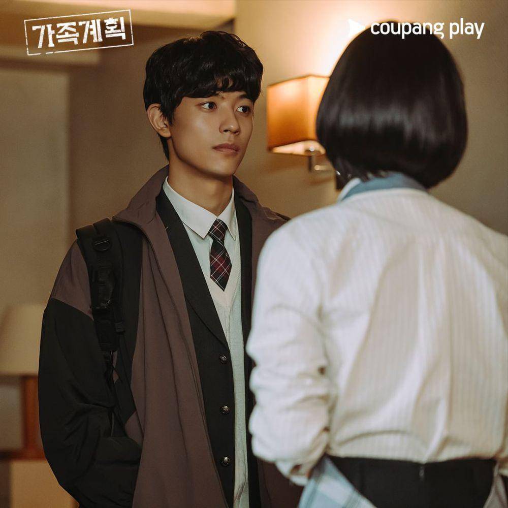 potret Lomon dalam drama Korea Family Plan (dok. Coupang Play)