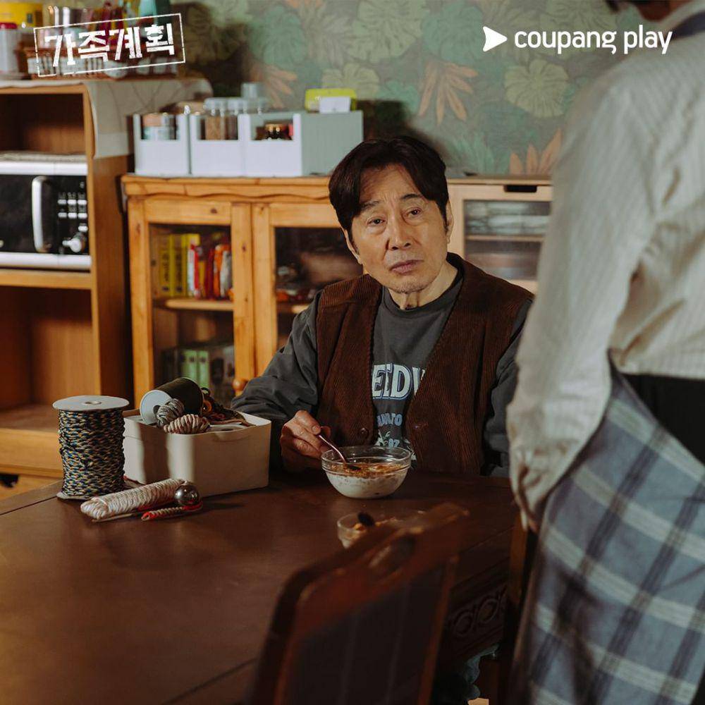 potret Baek Yoon Sik dalam drama Korea Family Plan (dok. Coupang Play)