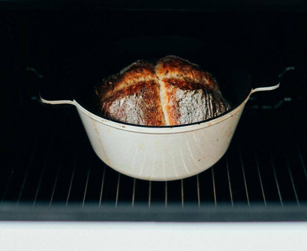 ilustrasi kue di dalam oven (pexels.com/Elle Hughes)