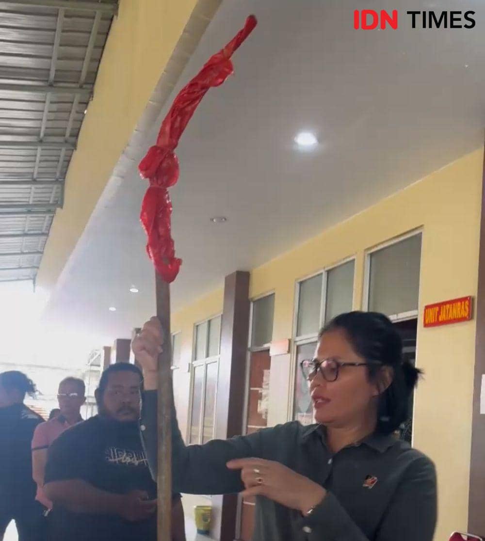 Sajam kurang lebih 2 meter yang digunakan oleh pelaku. (IDN Times/Teri).