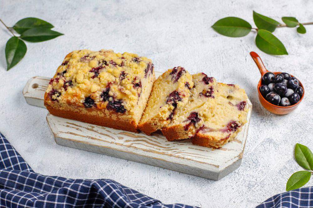 ilustrasi blueberry crumble cake (freepik.com/azerbaijan_stockers)