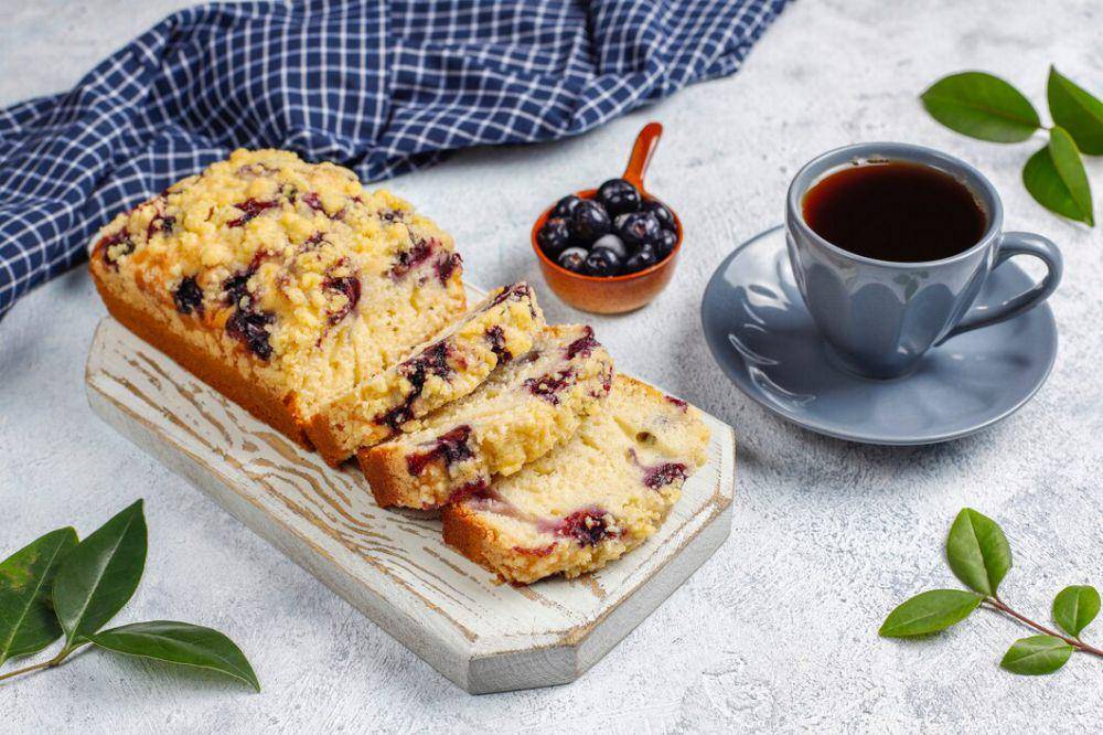 ilustrasi blueberry crumble cake (freepik.com/azerbaijan_stockers)