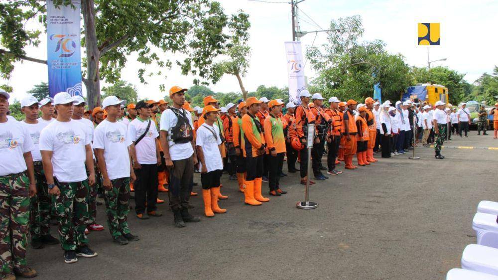 Dalam Peringatan Hari Bakti PU Ke-79 sekaligus mengantisipasi risiko banjir pada musim hujan, Kementerian Pekerjaan Umum melalui Balai Besar Wilayah Ciliwung Cisadane, Direktorat Jenderal (Ditjen) Sumber Daya Air mengajak masyarakat untuk lebih peduli menjaga kebersihan dan kelestarian sungai. (Dok. Kementerian PU)