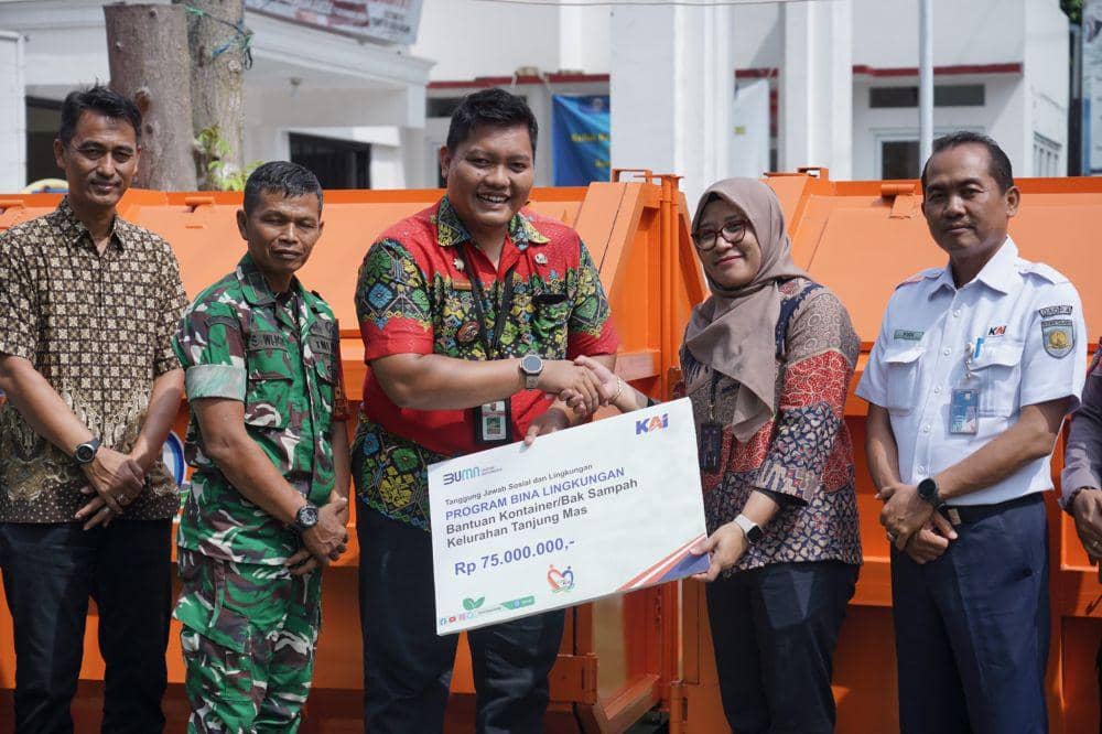 Lurah Tanjung Mas, Sony Yudha Putra Pradara, didampingi Babinsa dan Bhabinkamtibmas dari Koramil dan Polsek Tanjung Mas menerima bantuan kontainer sampah dari Daop 4 Semarang. (IDN Times/Dok Humas Daop 4 Semarang)
