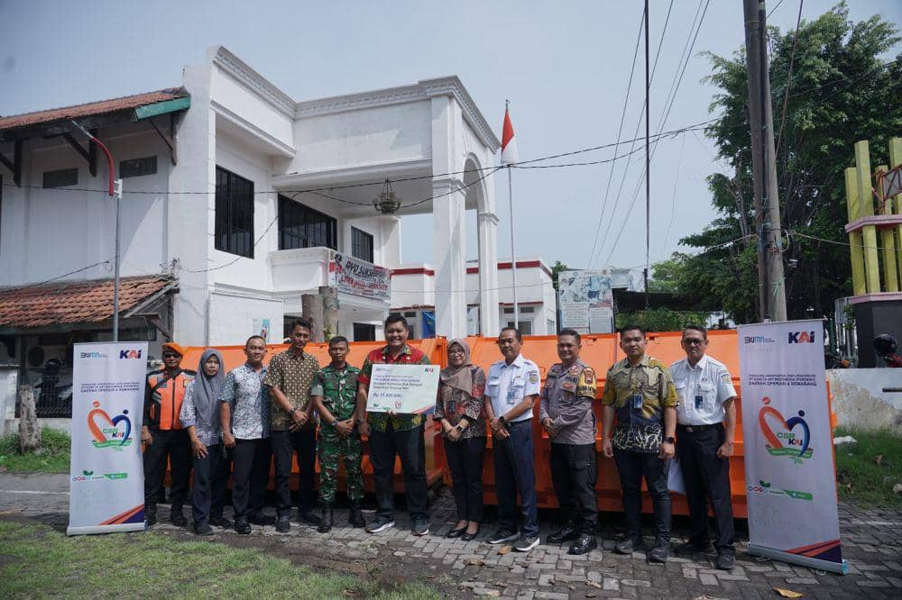 Lurah Tanjung Mas, Sony Yudha Putra Pradara, didampingi Babinsa dan Bhabinkamtibmas dari Koramil dan Polsek Tanjung Mas dan jajaran Daop 4 Semarang. (IDN Times/Dok Humas Daop 4 Semarang)