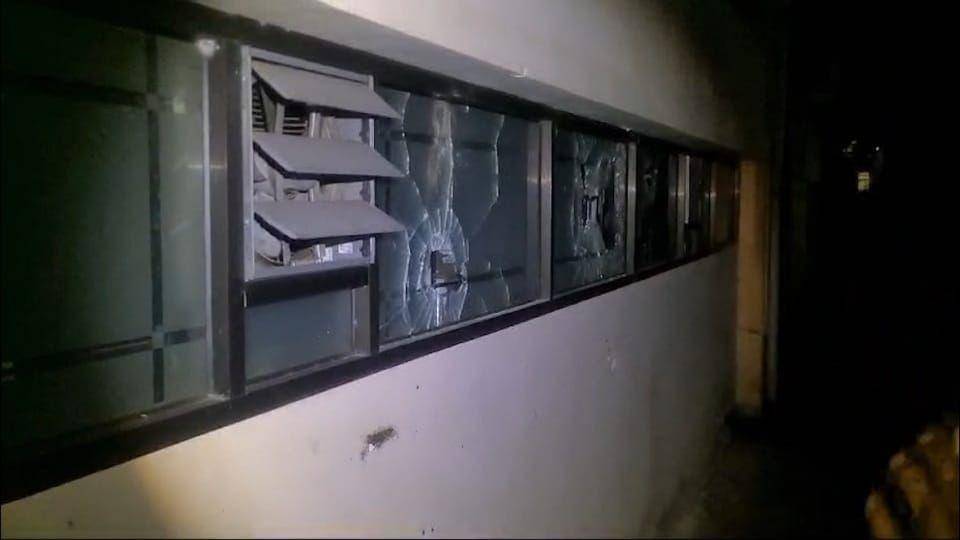 Tampak kaca jendela di gedung FIB Unhas pecah akibat dirusak oleh OTK, Kamis malam (28/11/2024) / Istimewa