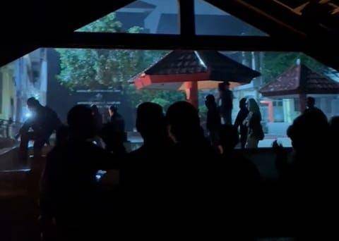 Puluhan OTK yang diduga melakukan pembakaran di gedung FIB Unhas, Kamis malam (28/11/2024) sekitar pukul 23.00 Wita. / Istimewa