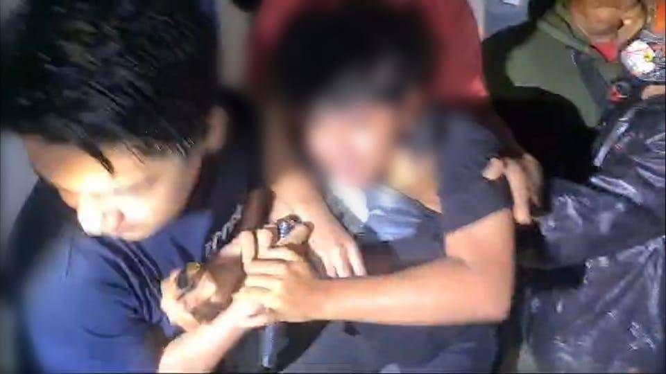 Polisi mengamankan seorang mahasiswa yang diduga melakukan pengrusakan dan pembakaran, Kamis (28/11/2024) / Istimewa
