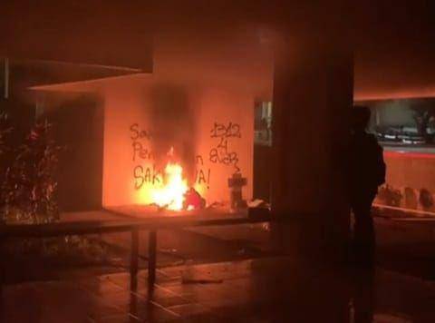 Detik-detik OTK lakukan pembakaran di gedung FIB Unhas, Kamis malam (28/11/2024) / Istimewa