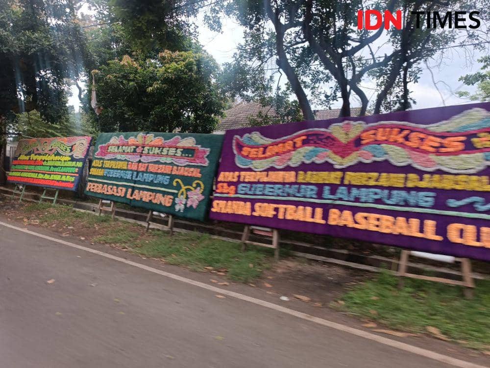 Penampakan ucapan karangan bunga di kediaman Cagub Lampung, Rahmat Mirzani Djausal. (IDN Times/Tama Yudha Wiguna).