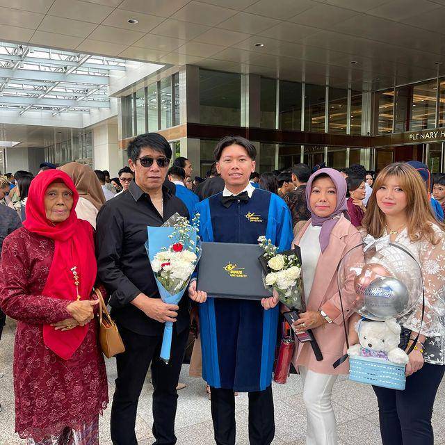 potret wisuda Maulana Adit, anak Parto Patrio (Instagram.com/idamurwani)
