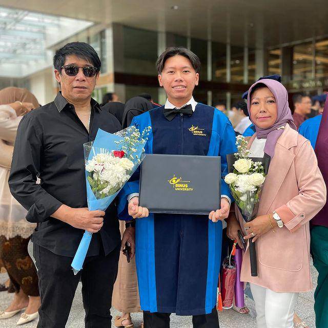 potret wisuda Maulana Adit, anak Parto Patrio (Instagram.com/idamurwani)