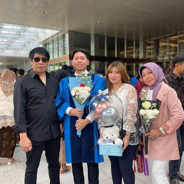 potret wisuda Maulana Adit, anak Parto Patrio (Instagram.com/idamurwani)