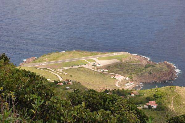 Potret  Bandara Juancho E. Yrausquin, Karibia Belanda (winair.sx)