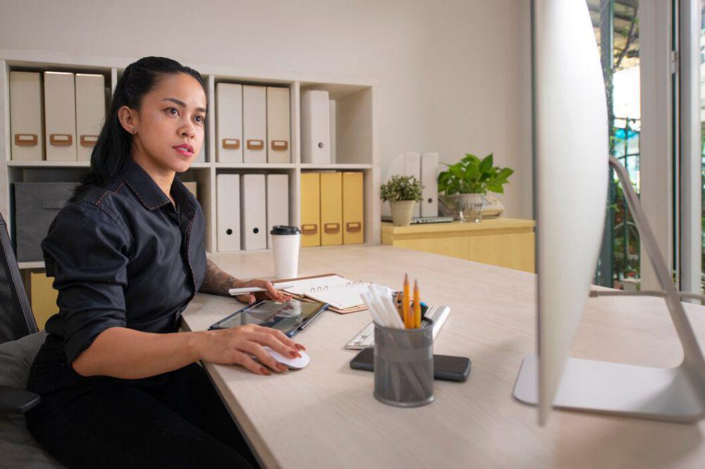 Terlalu Lama Duduk di Kantor? Ini 5 Cara biar Badan Gak "Protes"!