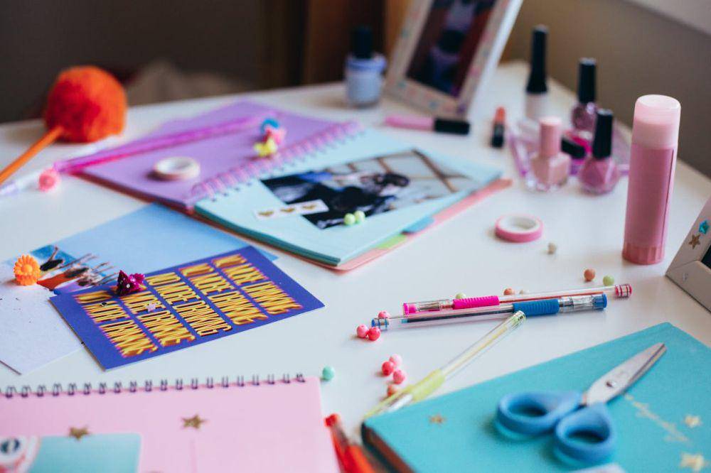 ilustrasi membuat scrapbook (pexels.com/cottonbro studio)