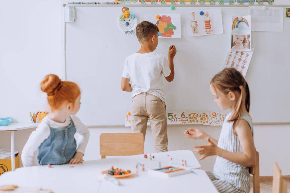 ilustrasi anak menempelkan hasil karyanya (pexels.com/Mikhail Nilov)