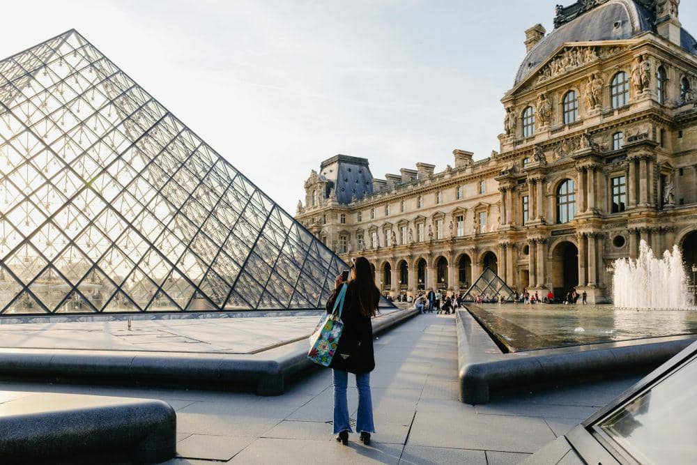 ilustrasi traveling ke museum louvre di Paris, Prancis (pexels.com/Shvets Anna)