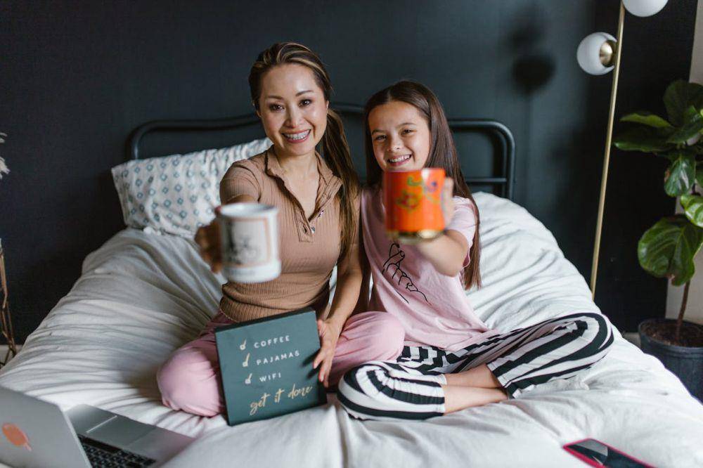 ilustrasi memegang mug dengan gambar karya anak (pexels.com/RDNE Stock project)