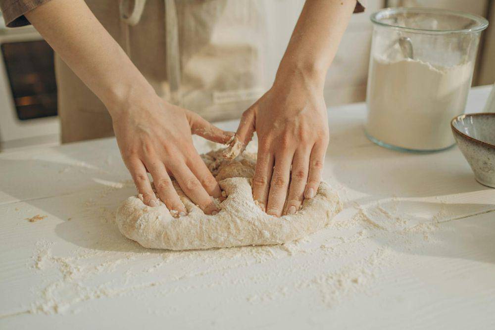 ilustrasi menguleni adonan roti (pexels.com/Ron Lach)