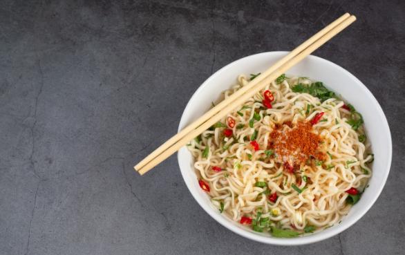 Gemar Makan Mi Instan? Ini 5 Tips Sehat Mengonsumsinya