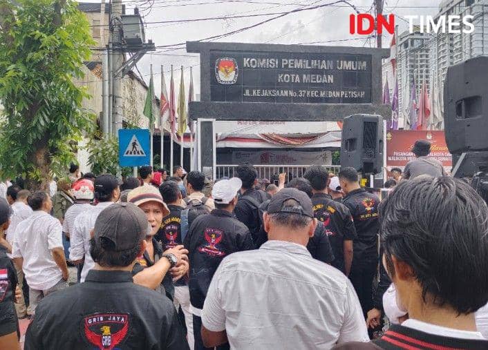 Massa Aksi Geruduk Kantor KPU Medan, Minta PSU di Semua TPS