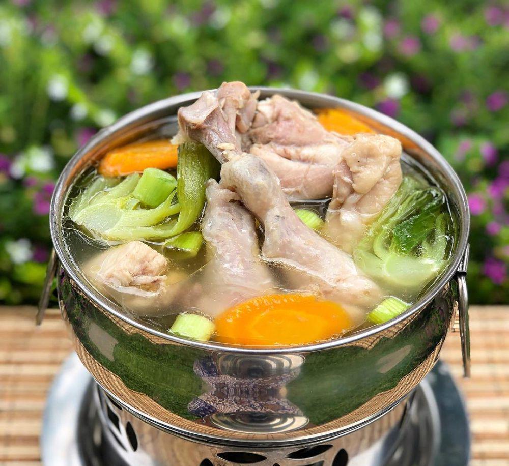 Badan Lemas saat Musim Hujan? Coba Resep Sup Ayam Jahe Ini Biar Segar!