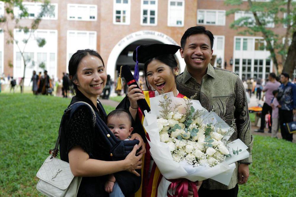 7 Potret Wisuda Jocelyn Adik Joshua Suherman, Resmi Sarjana Psikologi