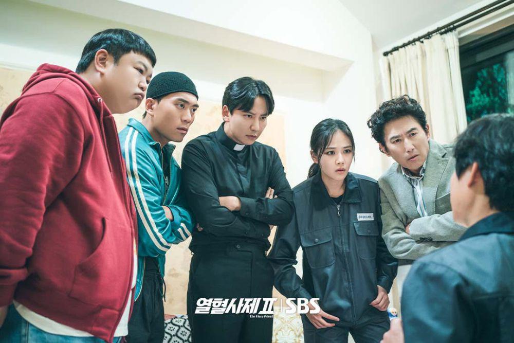 6 Comes yang Bantu Kim Hae Il Tumpas Kejahatan di The Fiery Priest 2
