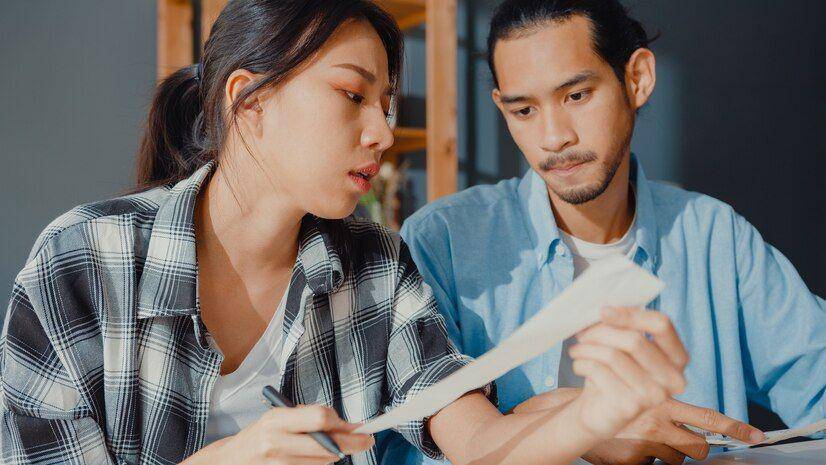 Ilutrasi pasangan mengecek pembayaran pajak kendaraan (Freepik)