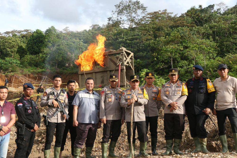 Tim Polda Sumbar melakukan penindakan di tambang ilegal (Foto: Humas Polda)