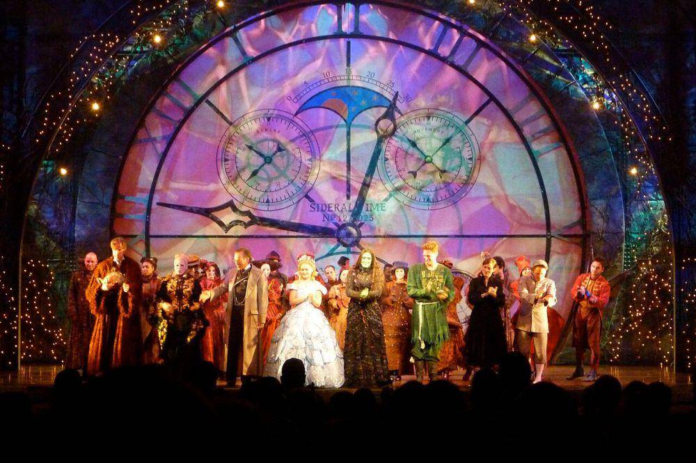 pertunjukan musikal Wicked di teater Omaha Orpheum (commons.wikimedia.org/Cornstalker)