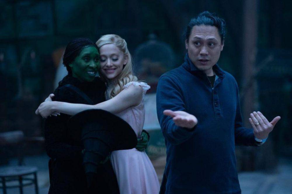 Johnathan Murray Chu, Ariana Grande dan Cynthia Erivo di lokasi syuting Wicked (instagram.com/wickedmovie)