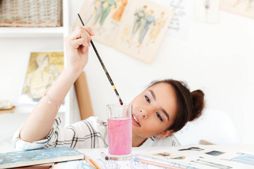 Ilustrasi wanita sedang melukis (freepik.com/drobotdean)
