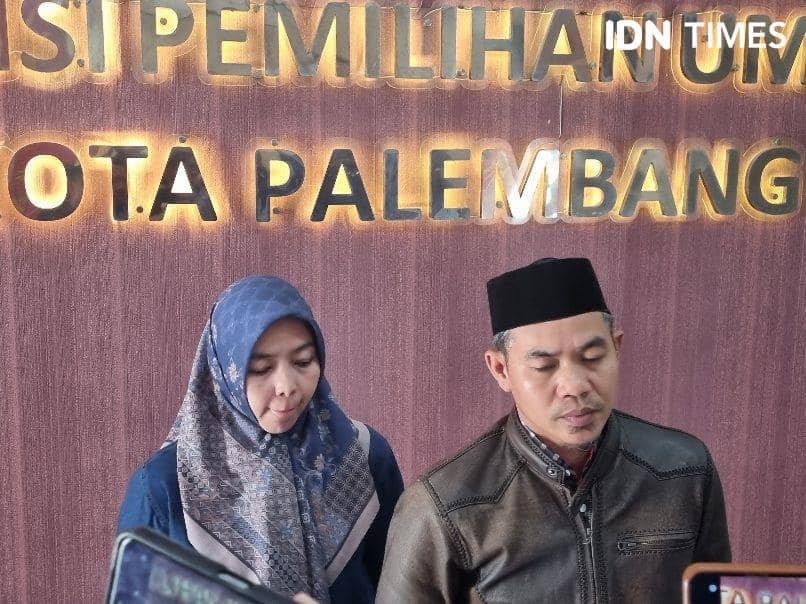 Anggota KPU Kota Palembang Divisi Teknis Penyelenggaraan Pemilu, Sri Maryati dan Ketua KPU Palembang Syawaluddin (IDN Times/Rangga Erfizal)