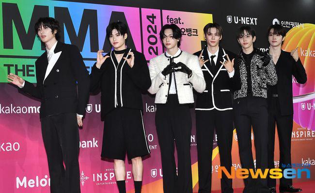 Potret 12 Artis Korea di Red Carpet Melon Music Awards 2024