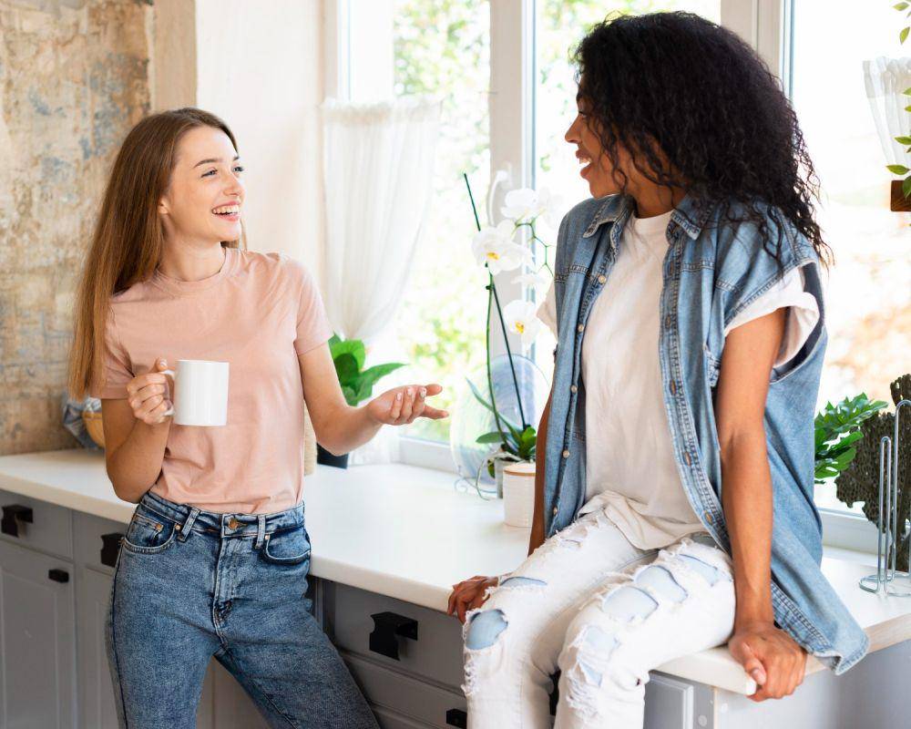 Ilustrasi wanita ngobrol dengan teman (freepik.com/freepik)