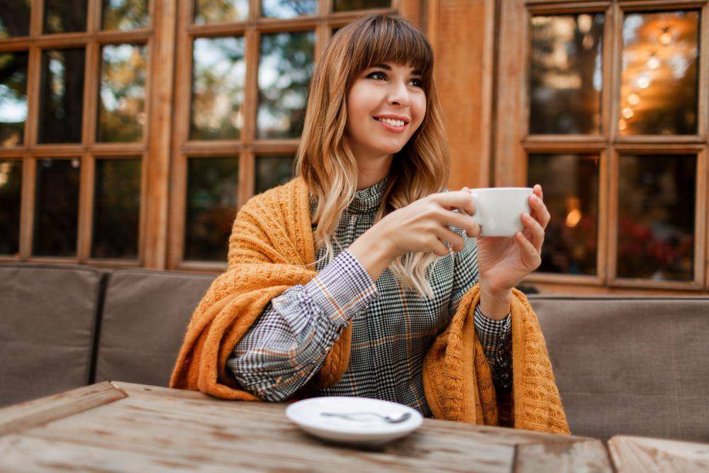 Ilustrasi wanita menikmati kopi (freepik.com/svetlanasokolova)