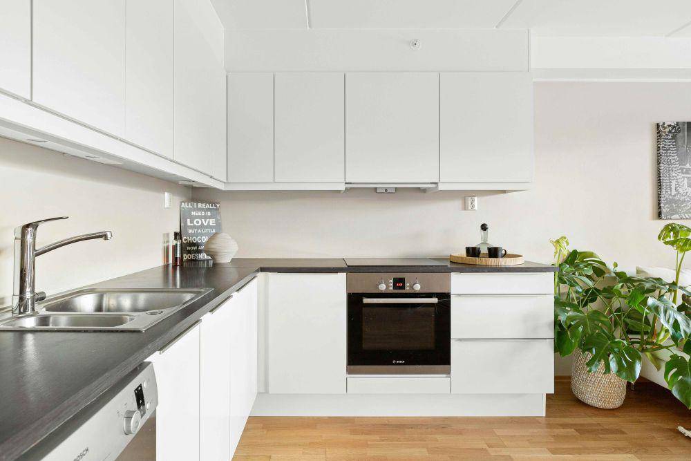 inspirasi tampilan kitchen countertops yang rapi dan estetik (unsplash.com/Alex Tyson)