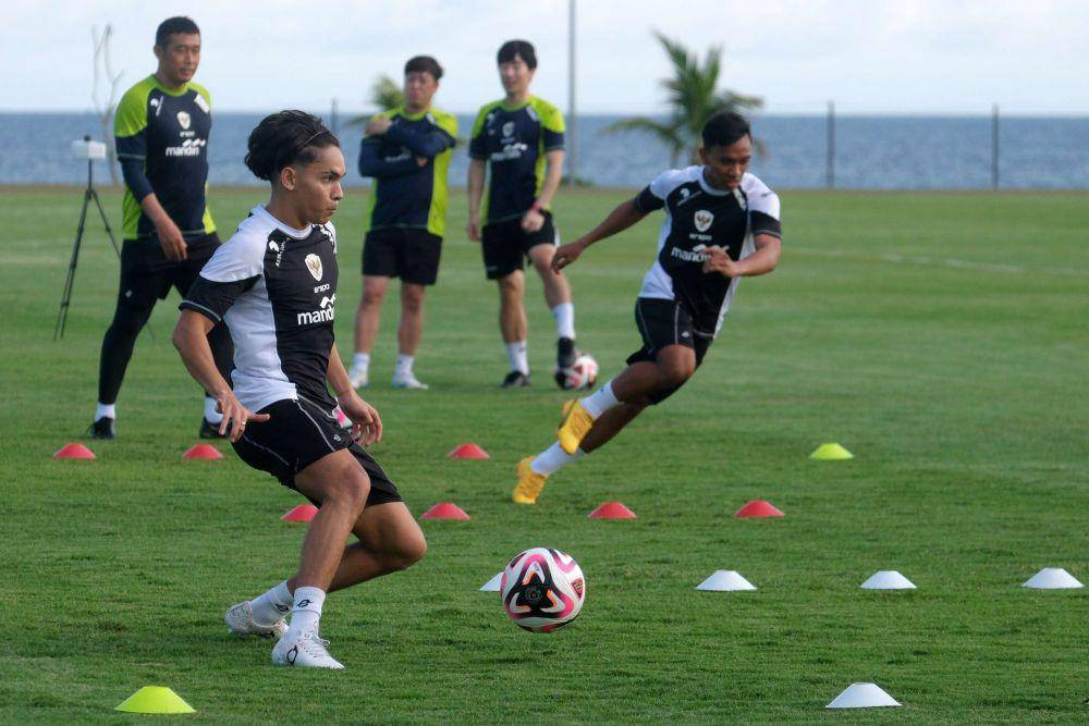 Pesepak bola Timnas Indonesia Victor Dethan (kiri) mengontrol bola saat mengikuti latihan untuk persiapan Piala AFF 2024 di Bali United Training Center, Gianyar, Bali, Jumat (29/11/2024). ANTARA FOTO/Nyoman Hendra Wibowo/tom.