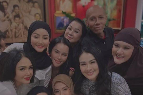 7 Potret Geng Artis Arisan di Rumah Yuni Shara, 17 Tahun Bersahabat