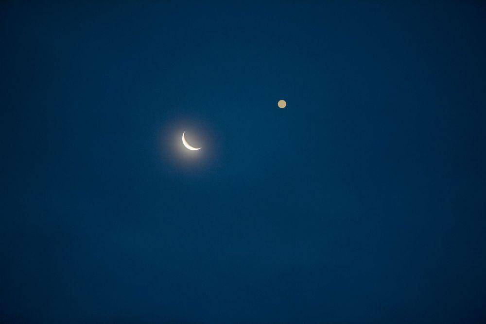 ilustrasi konjungsi Venus dan Bulan (freepik.com/Mateus Andre)