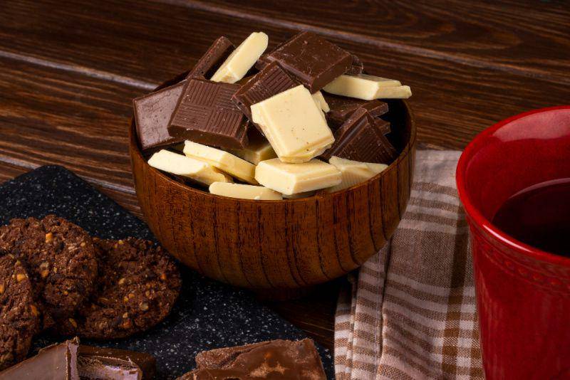 ilustrasi dark dan white chocolate (freepik.com/Stockking)